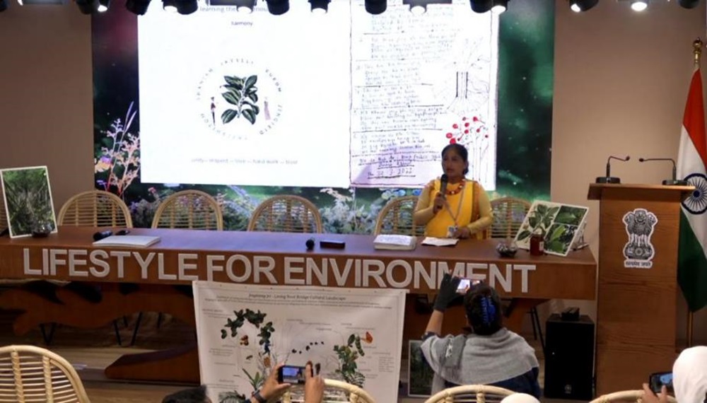 <div class="text-slider">Community members presenting at the COP2022</div><br/>